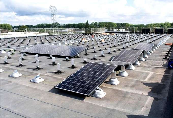 Pose-panneaux-solaires-photovoltaiques-sur-toiture-terrasse