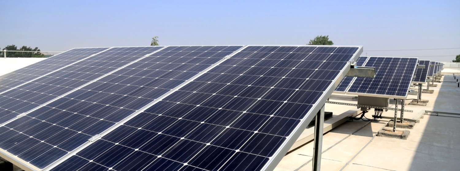 Pose-panneaux-solaires-sur-toiture-terrasse